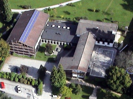 Schulhaus und Turnhalle