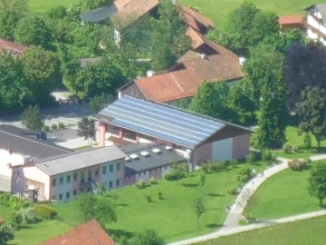 Fotovoltaikanlage auf dem Dach der Turnhalle